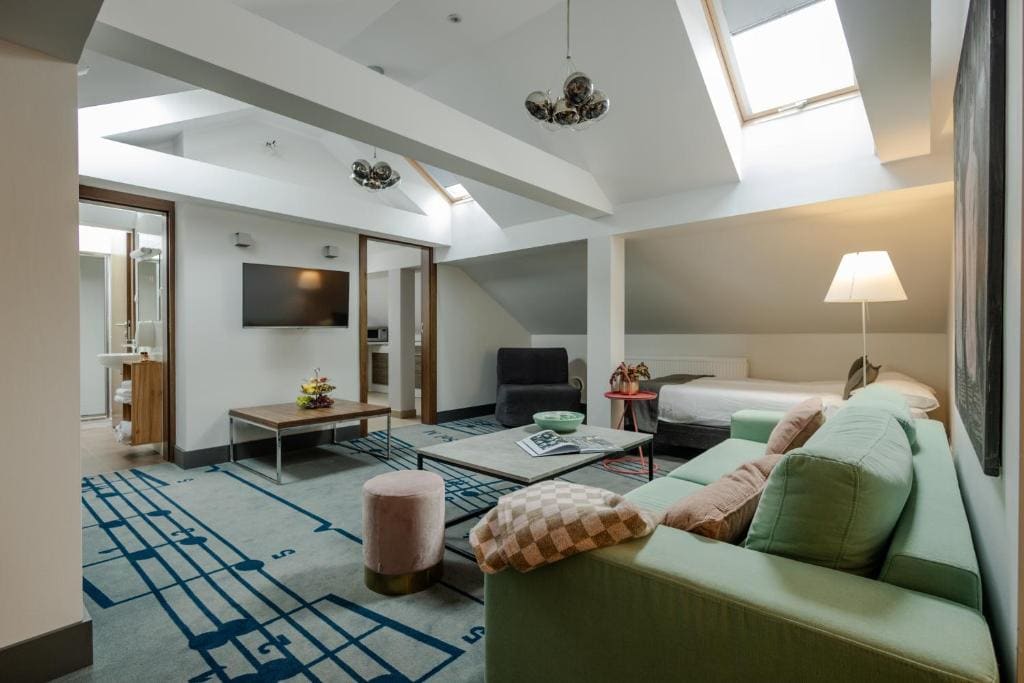 Deluxe Family Suite room - Image 2