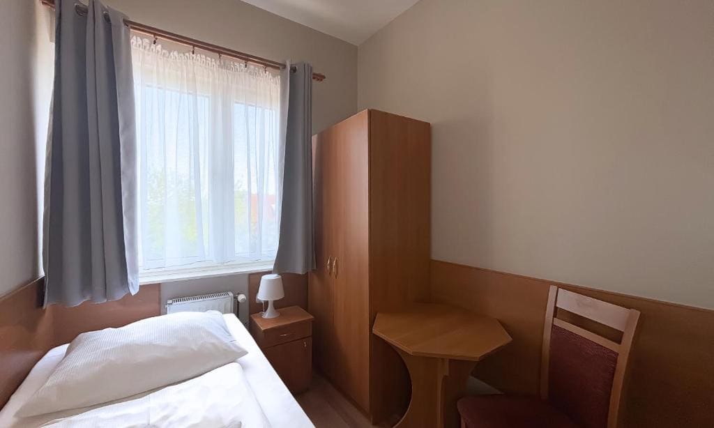 Single Room with Shared Bathroom room - Image 3
