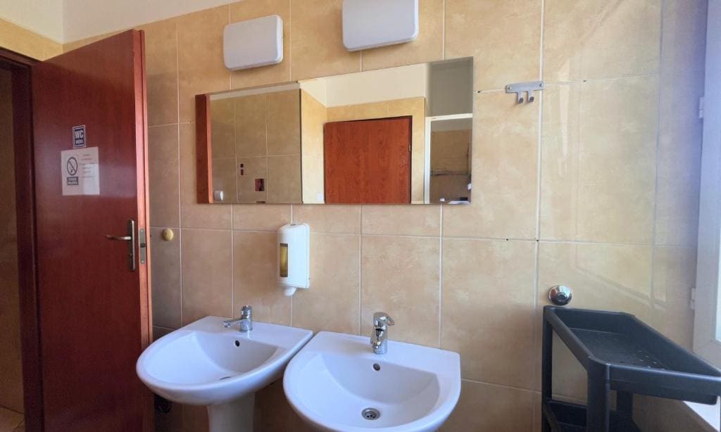 Single Room with Shared Bathroom room - Image 1