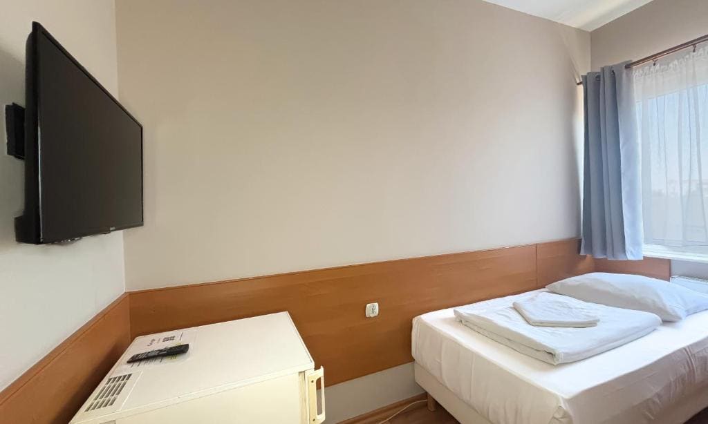 Single Room with Shared Bathroom room - Image 2
