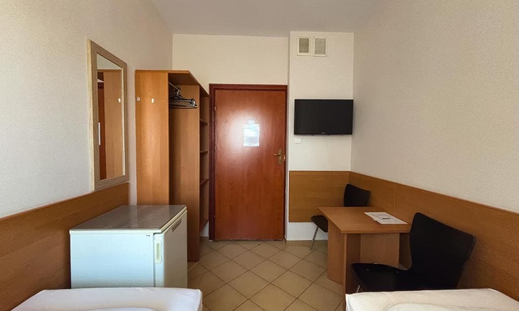 Twin Room with Shared Bathroom room - Image 2