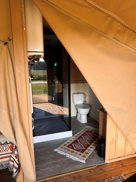 Tent room - Image 1