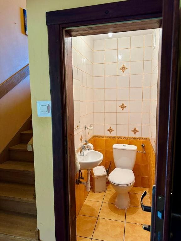 Six-Bedroom House room - Image 3