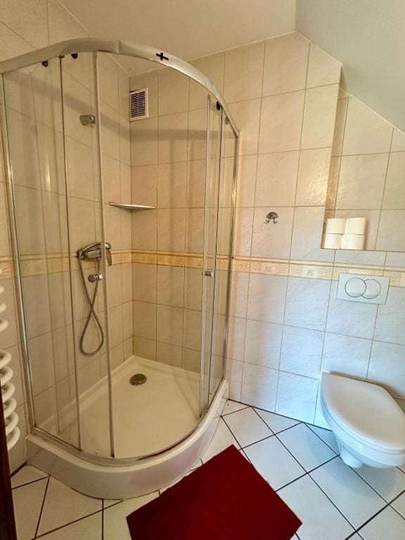 Six-Bedroom House room - Image 2