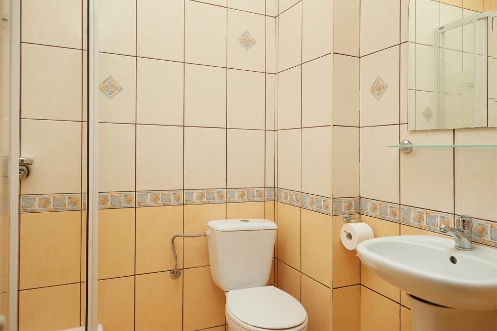 Double Room with Private Bathroom room - Image 2