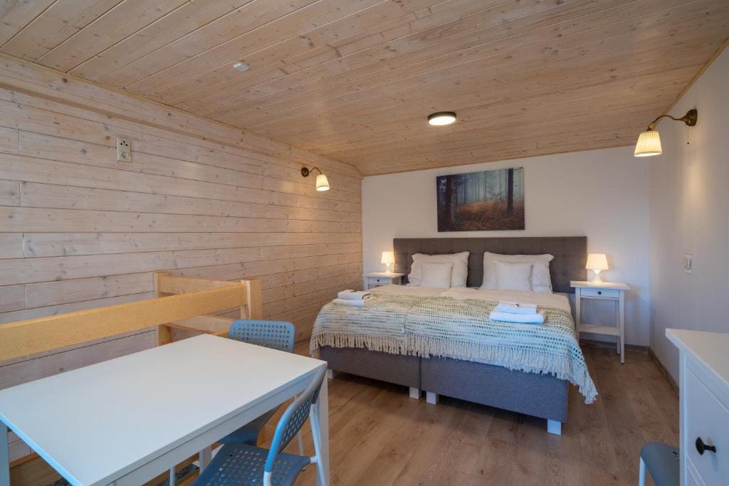 Standard Family Room room - Image 3