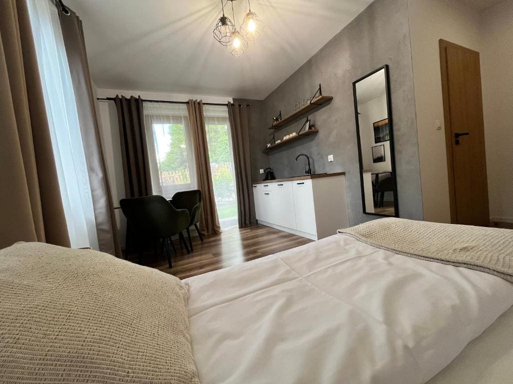Studio Apartment room - Image 2