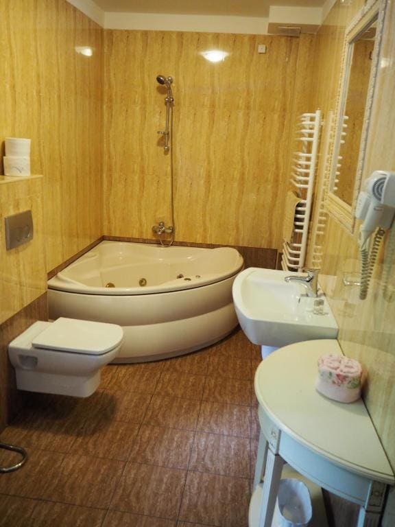 Deluxe Suite with Spa Bath room - Image 3