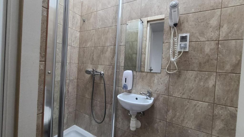 Double Room with Private Bathroom room - Image 2