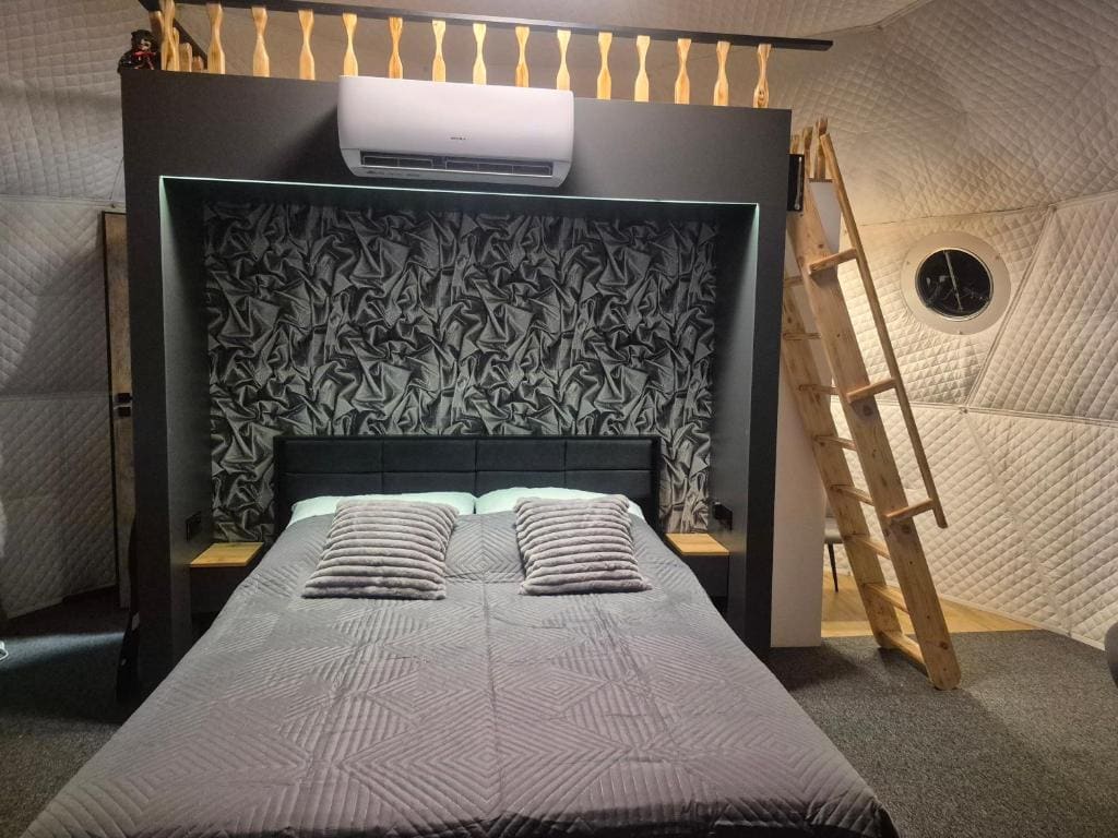 Tent room - Image 2