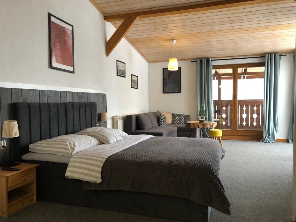 Studio Apartment room - Image 3