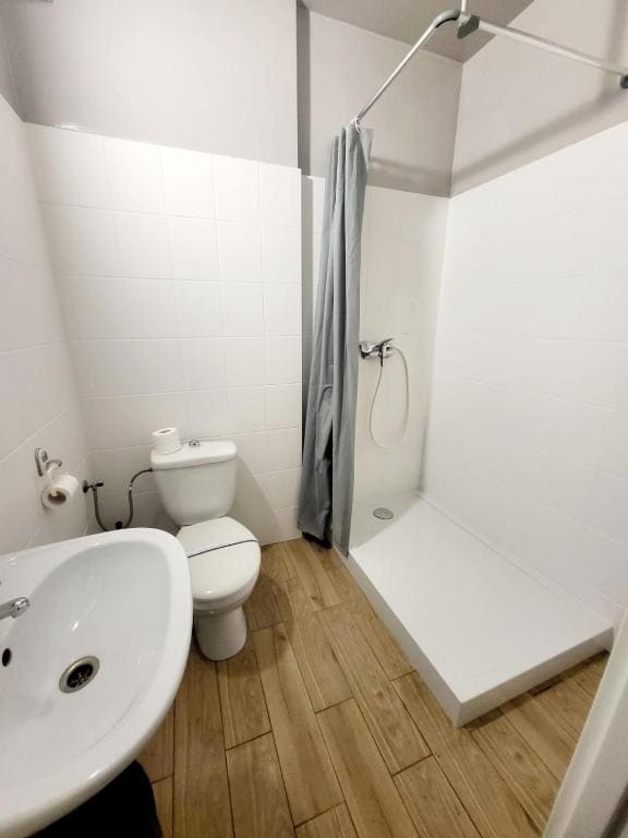 Twin Room with Private Bathroom room - Image 2