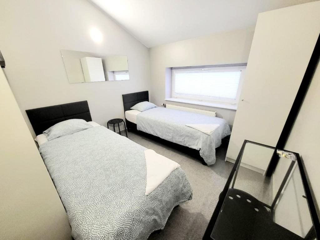 Twin Room with Private Bathroom room - Image 3