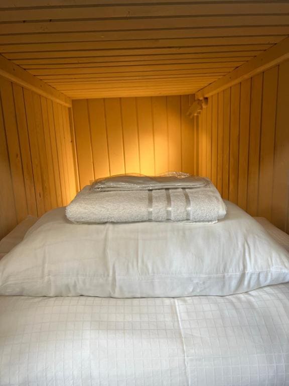 Single Bed in Dormitory Room room - Image 1