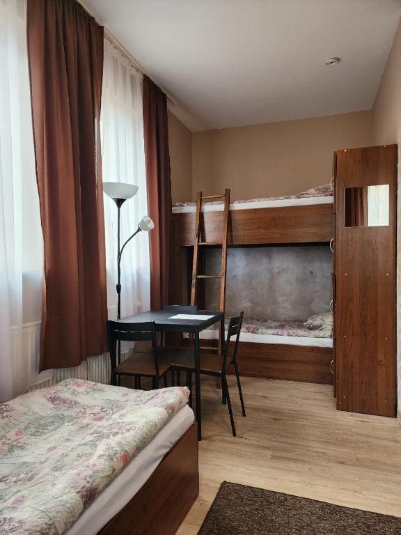 Quintuple Room with Shared Bathroom room - Image 1