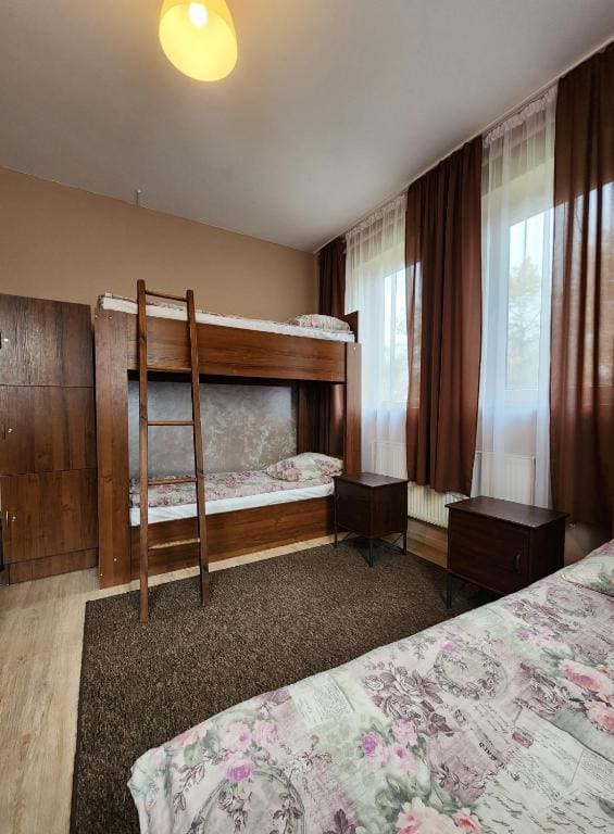 Quintuple Room with Shared Bathroom room - Image 2