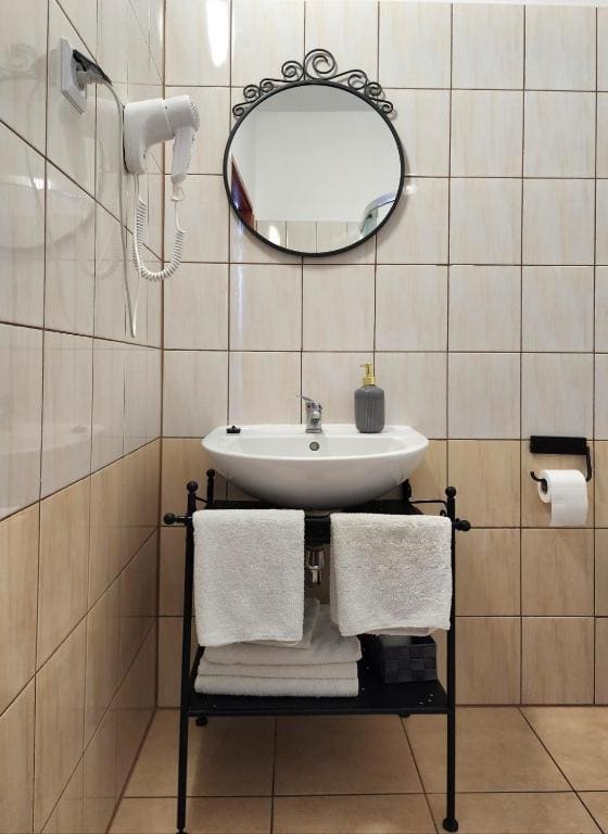 Twin Room with Private Bathroom room - Image 1