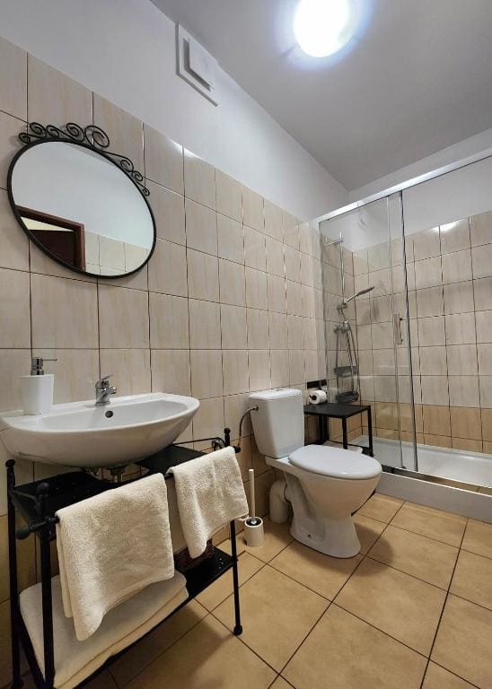 Twin Room with Private Bathroom room - Image 2