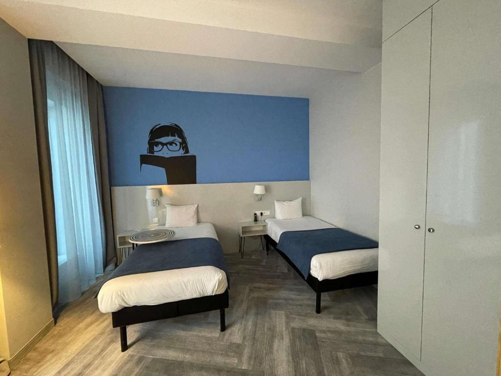 Room - Mobility Accessible room - Image 1