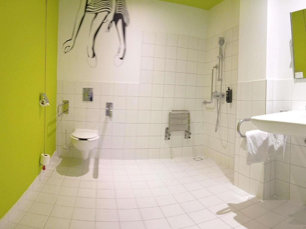 Room - Mobility Accessible room - Image 3