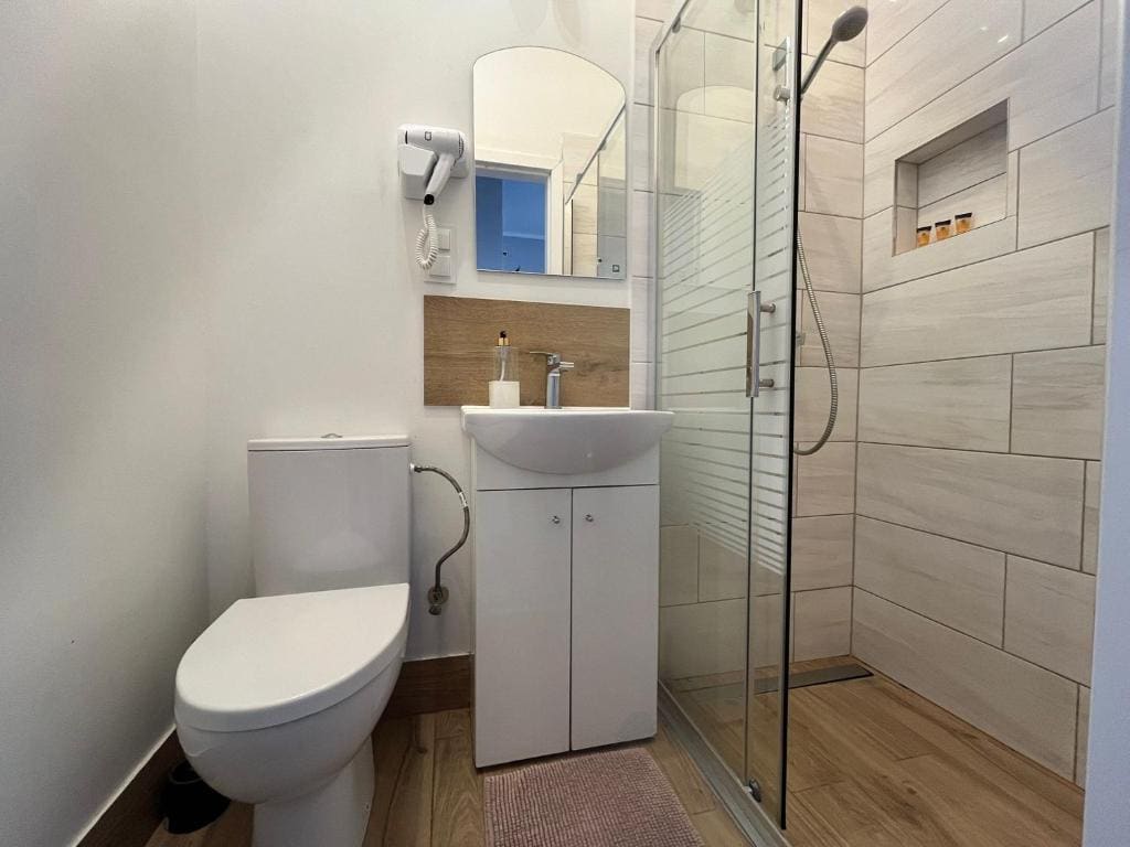 Comfort Triple Room with Shower room - Image 2