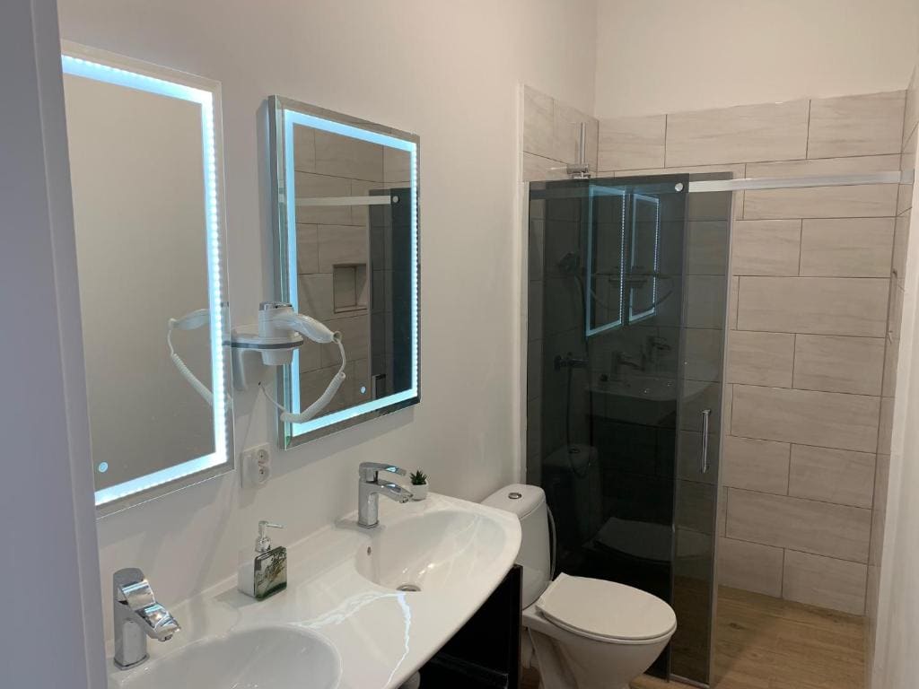 Quadruple Room with Private Bathroom room - Image 3