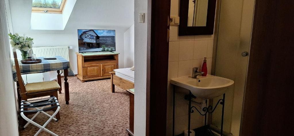 Single Room with Bathroom room - Image 3