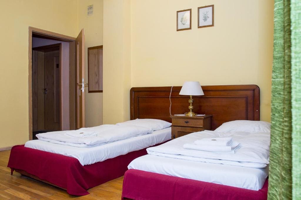 Small Twin Room room - Image 3