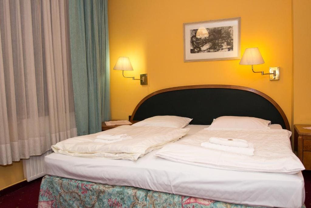Deluxe Double Room (2 Adults + 1 Child) room - Image 1