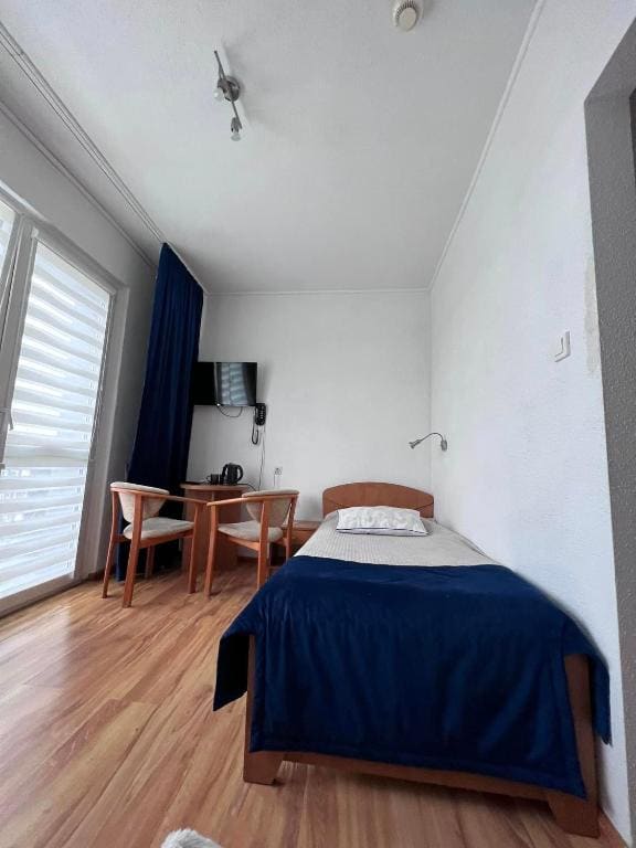 Small Single Room room - Image 2