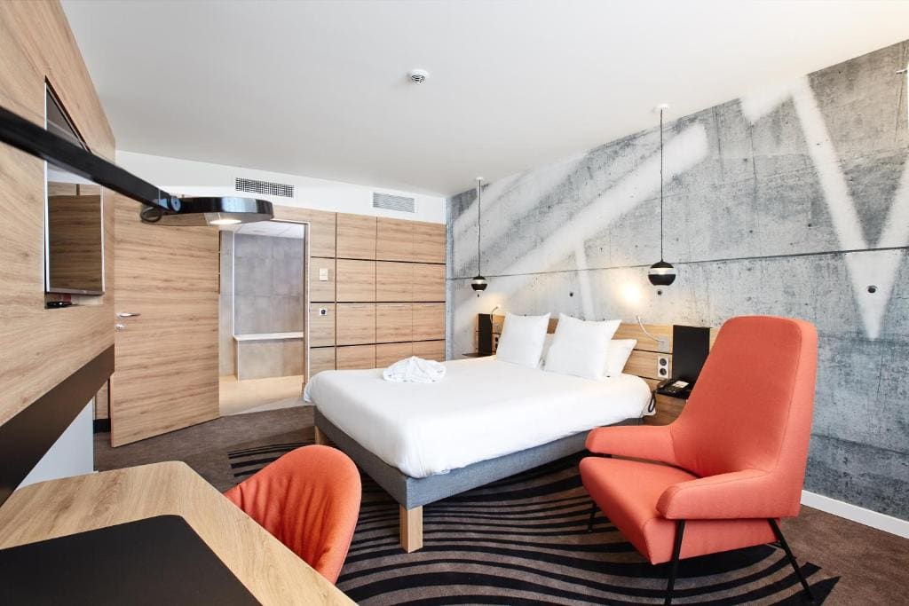 Superior Suite with Queen Bed and Kitchenette room - Image 2