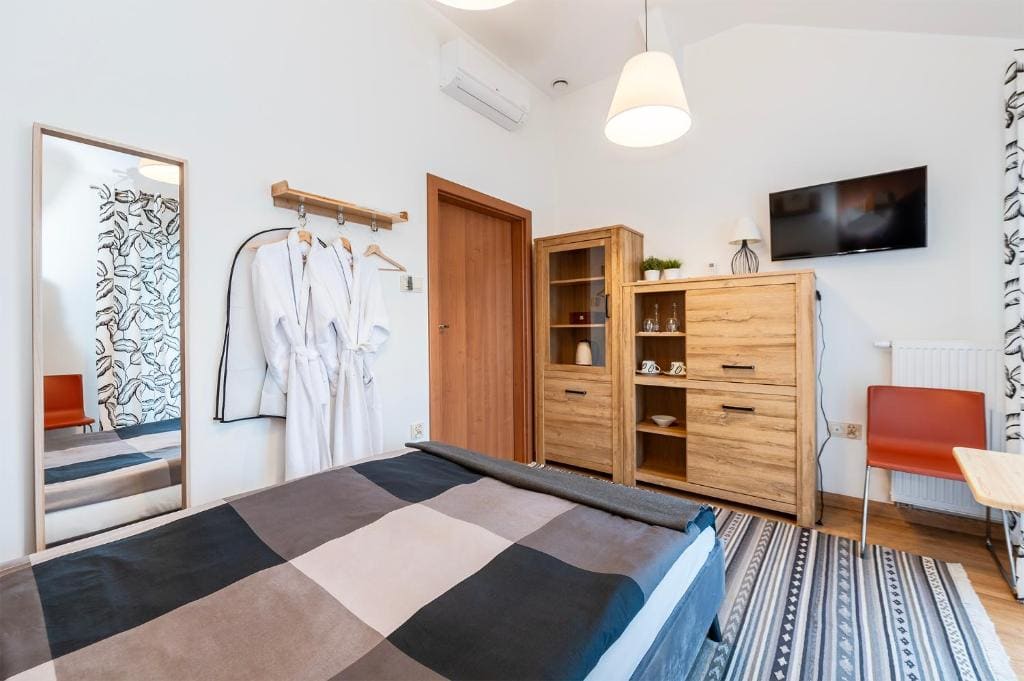 Double Room with Balcony room - Image 2