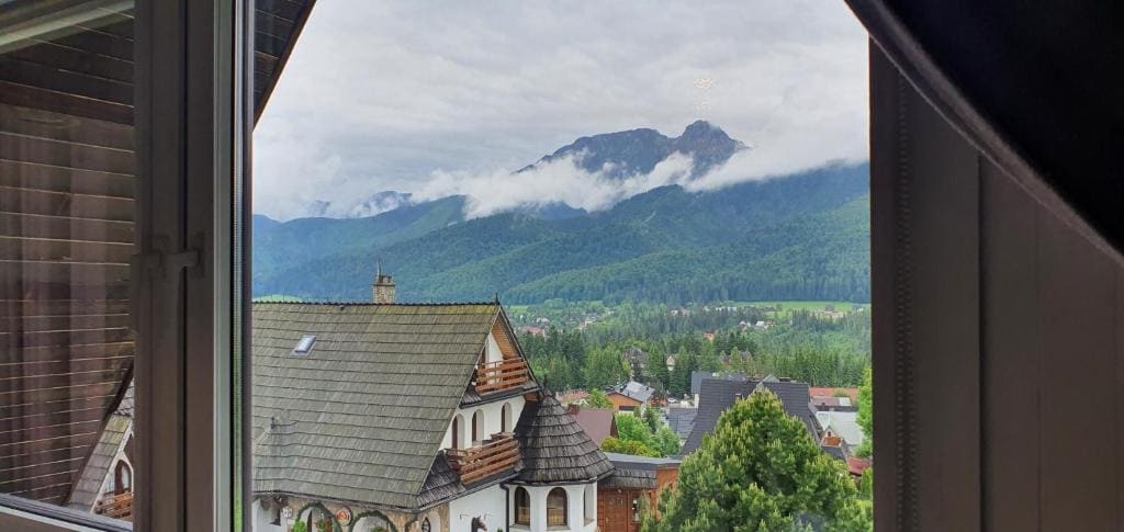 Apartment with Mountain View room - Image 2