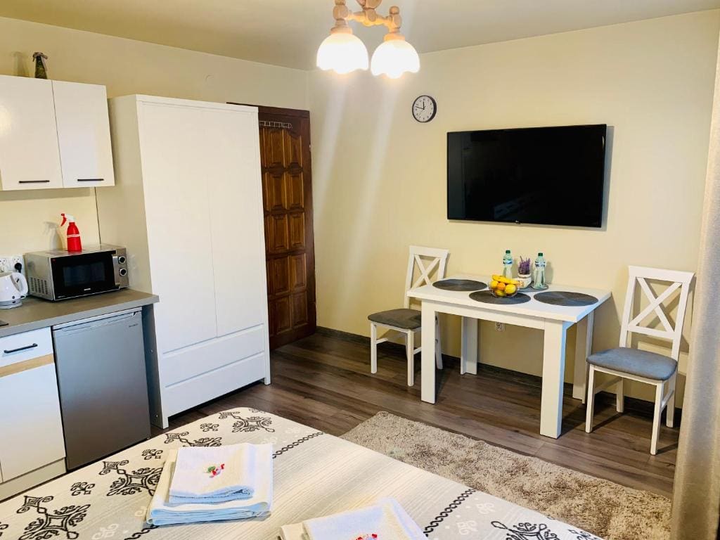 Studio Apartment room - Image 3