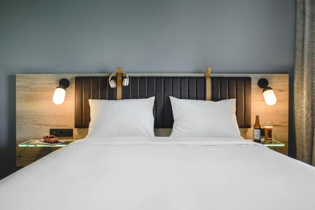 Moxy Sleeper, Guest room, 1 King room - Image 3