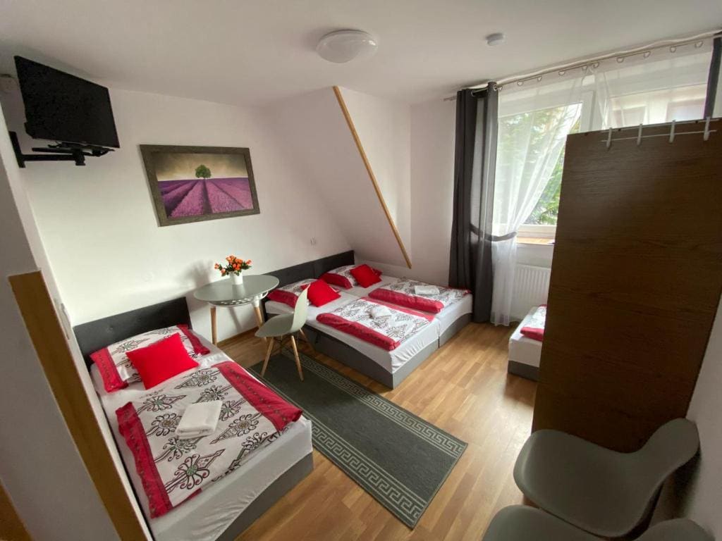 Quadruple Room with Private Bathroom room - Image 2