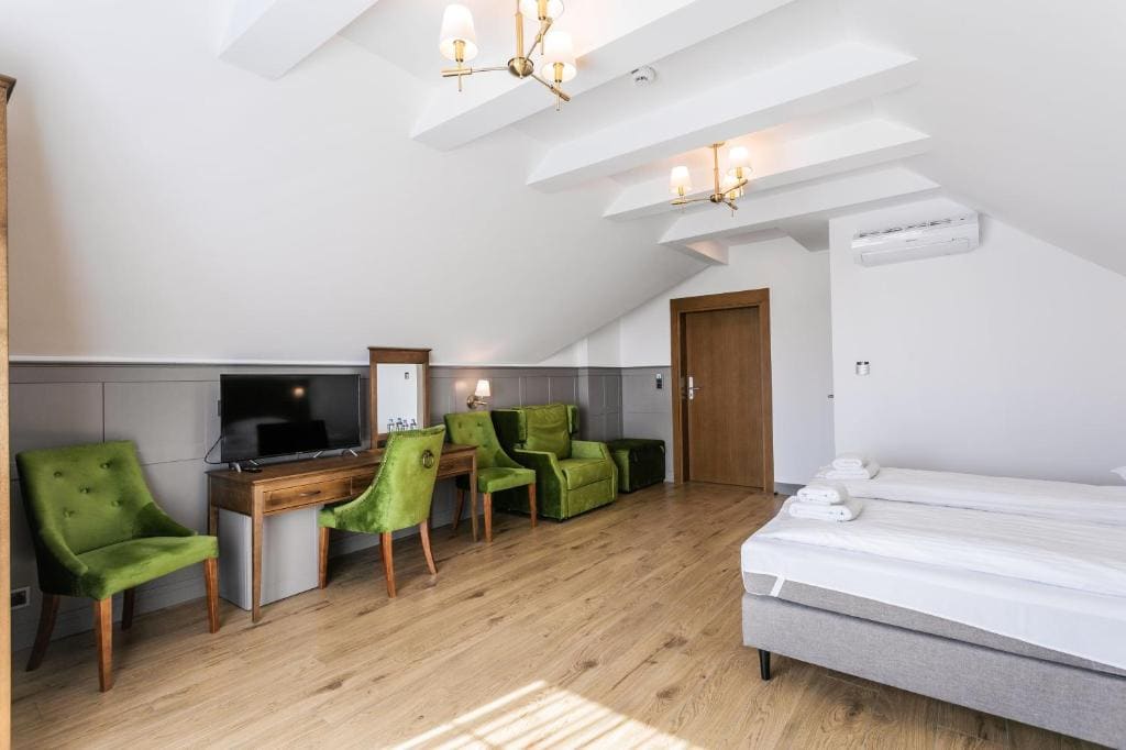 Family Room room - Image 3