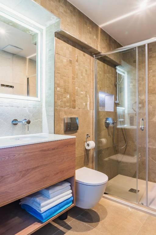 Deluxe Double Room with Balcony room - Image 3
