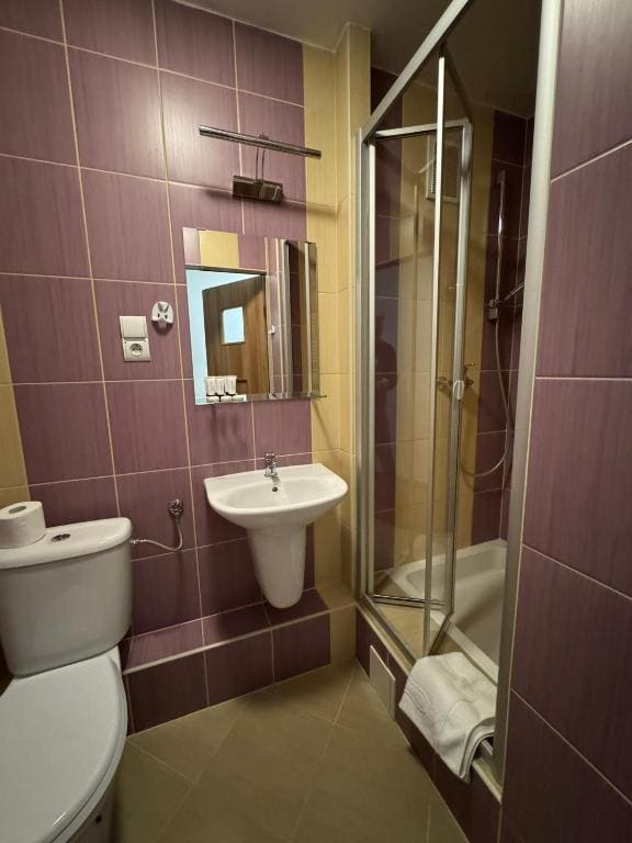 Twin Room with Balcony room - Image 3