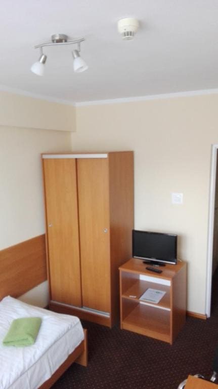 Classic Single Room with Shower room - Image 3