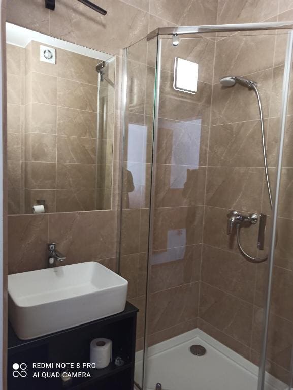 Standard Single Room with Shower room - Image 3
