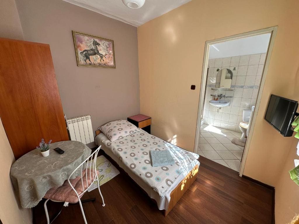 Small Single Room room - Image 2