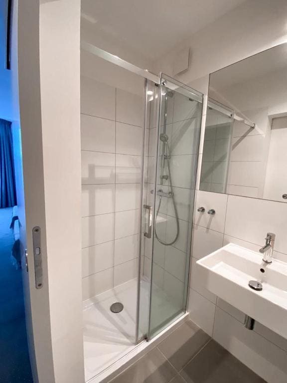 Twin Room with Balcony room - Image 3