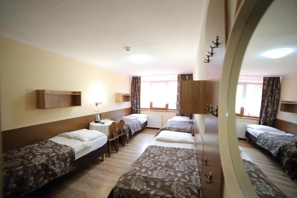 Economy Quadruple Room room - Image 3