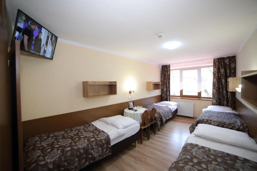 Economy Quadruple Room room - Image 2