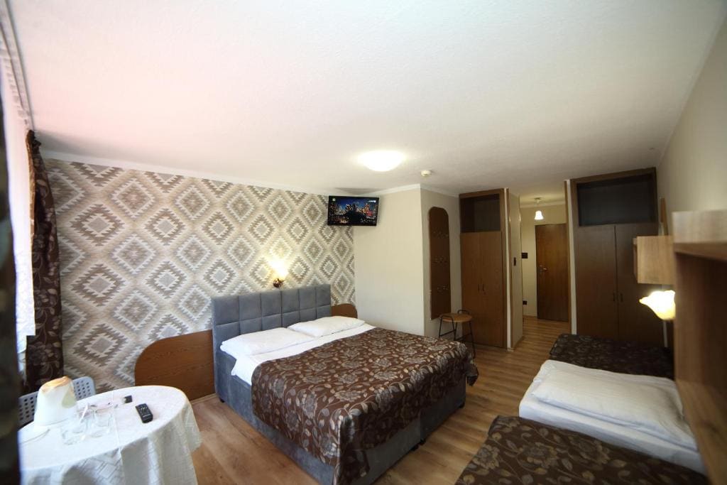 Standard Quadruple Room room - Image 1