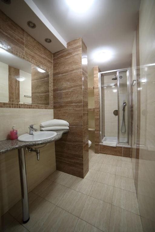 Superior Triple Room room - Image 2