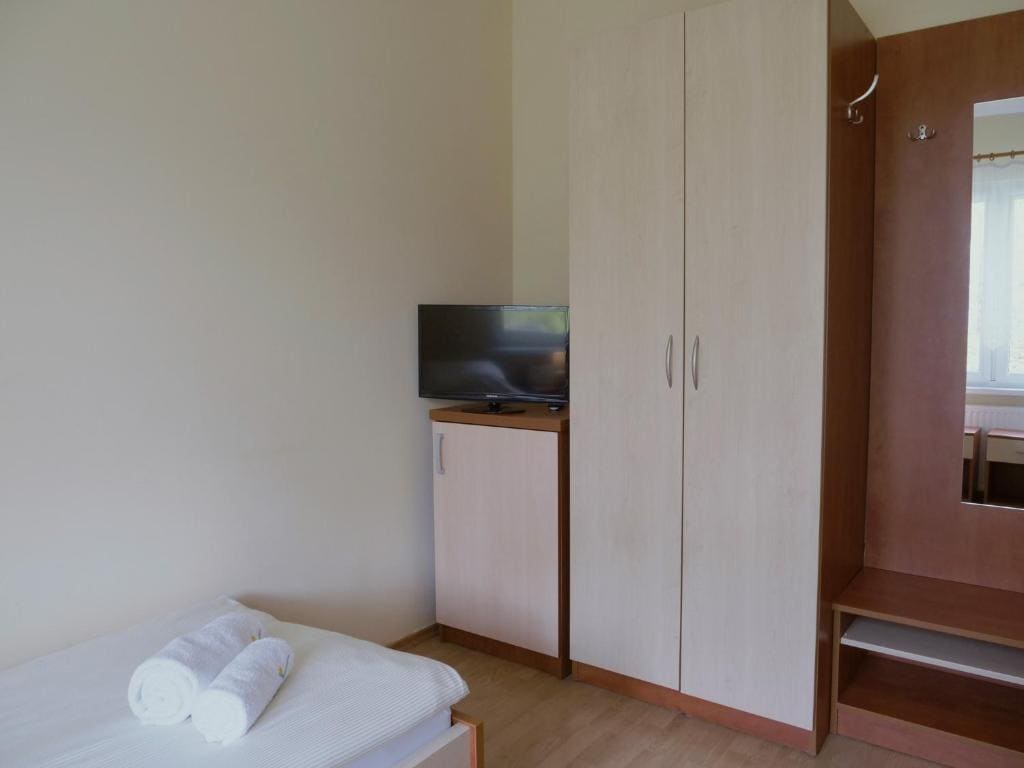 Single Room with Private Bathroom room - Image 3