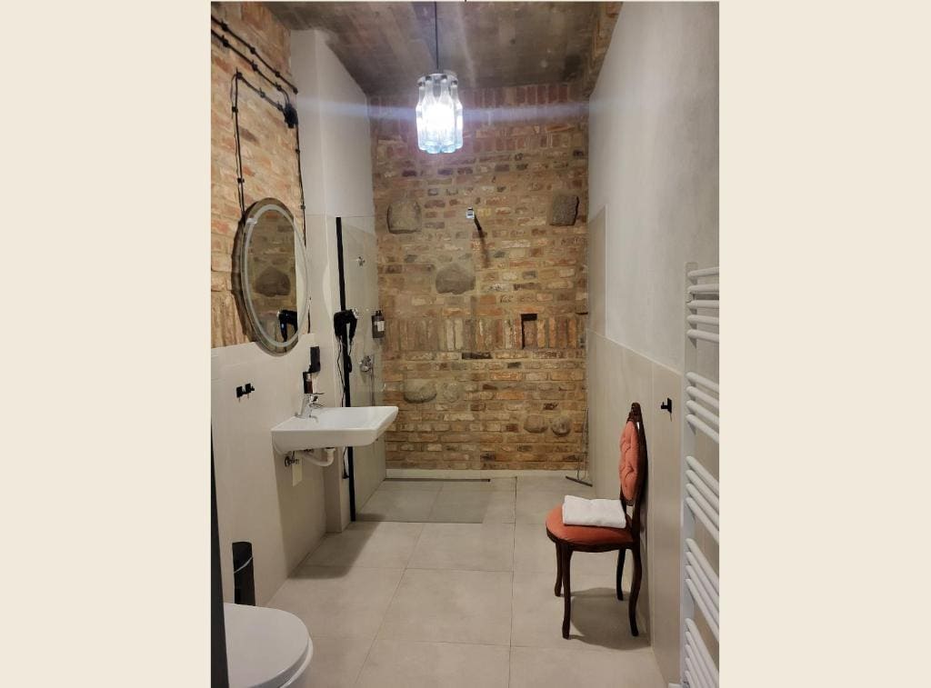One-bedroom Loft Apartment room - Image 1