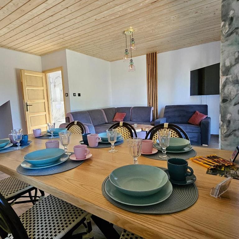 Two-Bedroom Apartment with River View room - Image 1